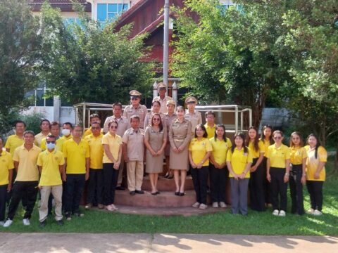 คณะผู้บริหารพร้อมกับพนักงาน เจ้าหน้าที่ องค์การบริหารส่วนตำบลนาตาล ร่วมเข้าแถวเคารพธงชาติ